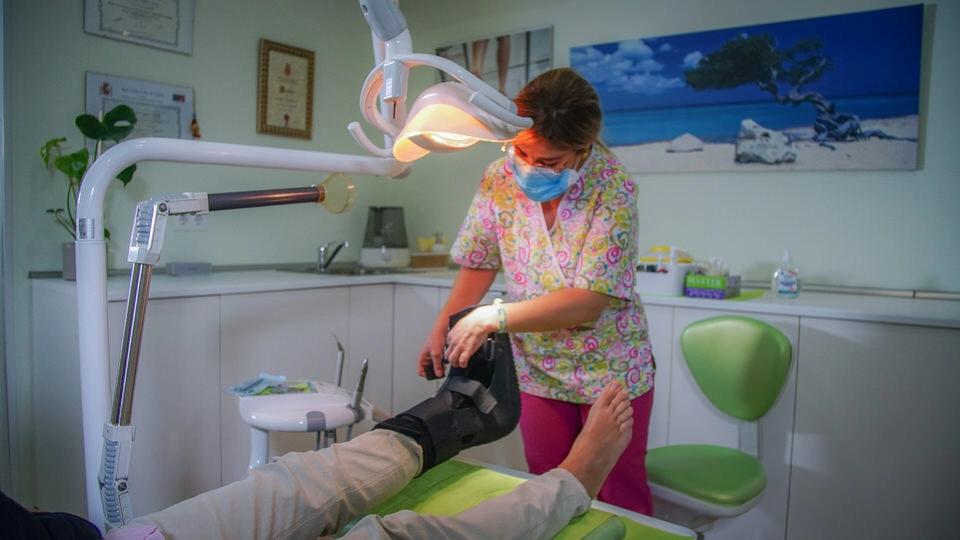 Quitando la protección en la pierna de un paciente